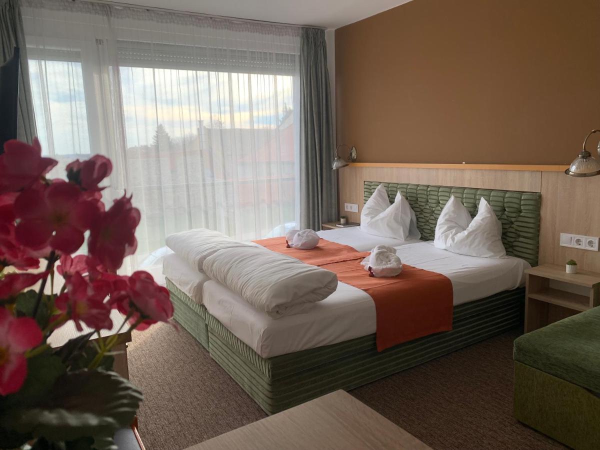 Varfal Wellness Panzio Печ Экстерьер фото