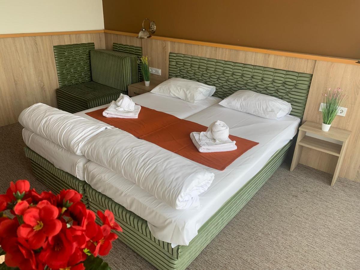 Varfal Wellness Panzio Печ Экстерьер фото