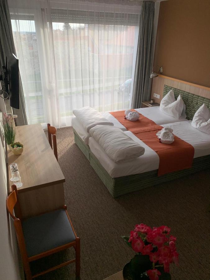 Varfal Wellness Panzio Печ Экстерьер фото