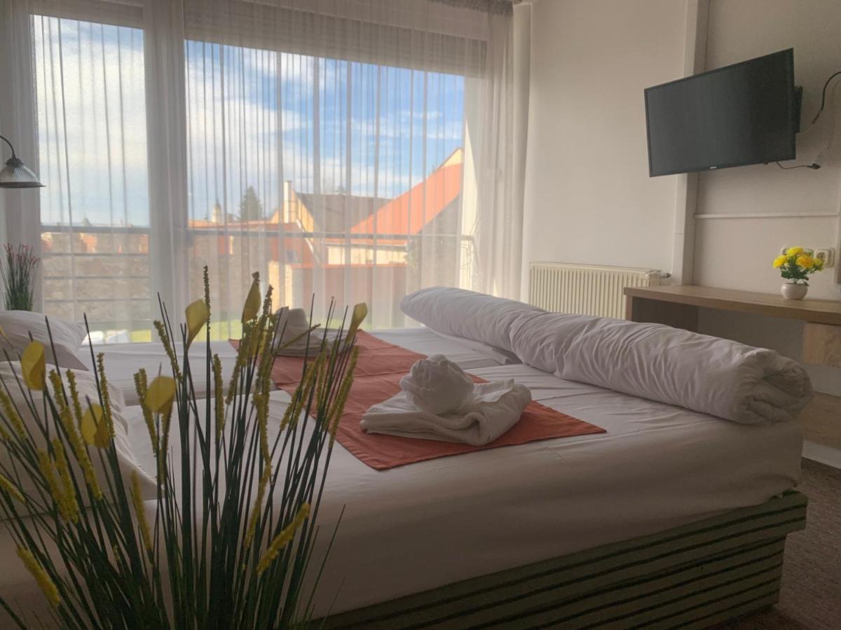 Varfal Wellness Panzio Печ Экстерьер фото