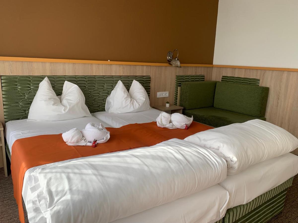 Varfal Wellness Panzio Печ Экстерьер фото