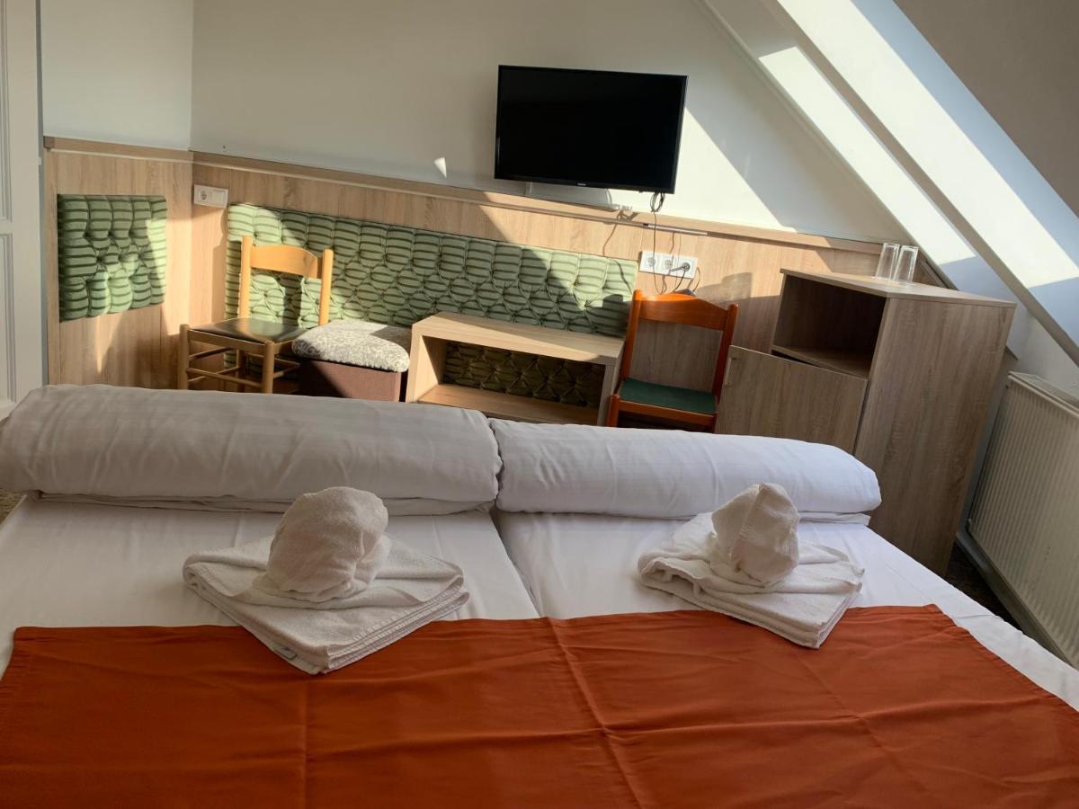 Varfal Wellness Panzio Печ Экстерьер фото