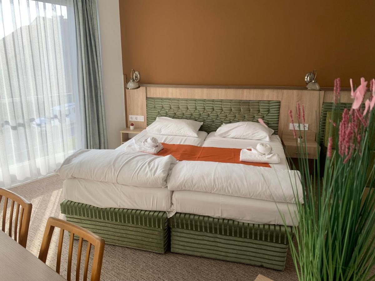 Varfal Wellness Panzio Печ Экстерьер фото