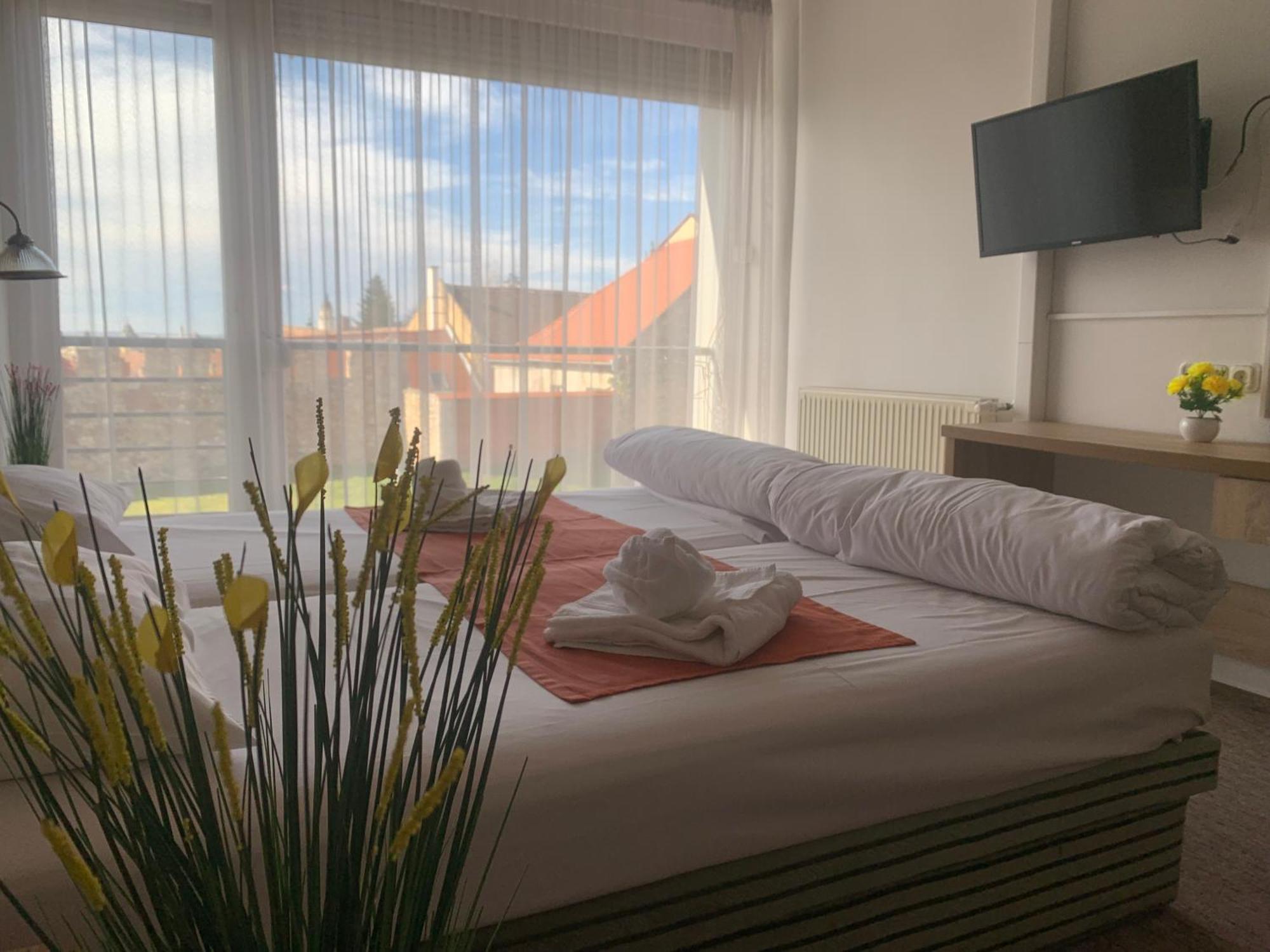 Varfal Wellness Panzio Печ Экстерьер фото